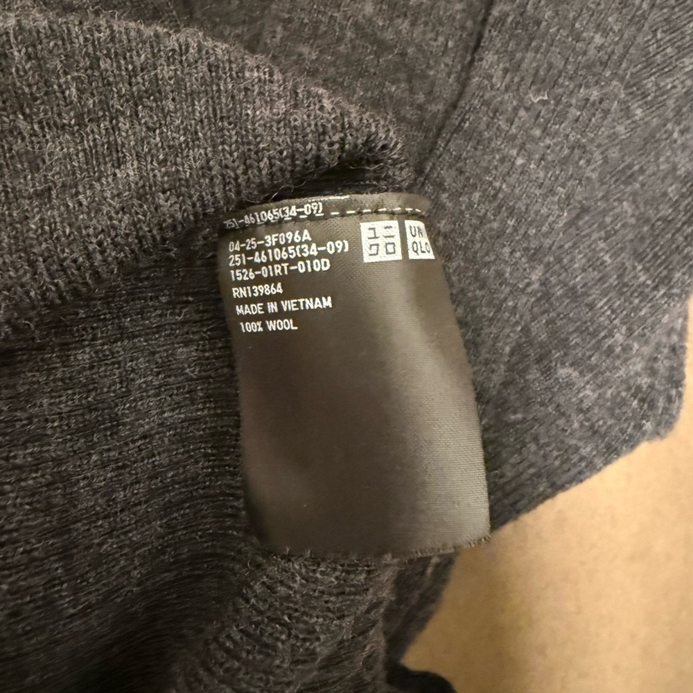 Uniqlo Large Wool Turtlenecks - Picture 7 of 7